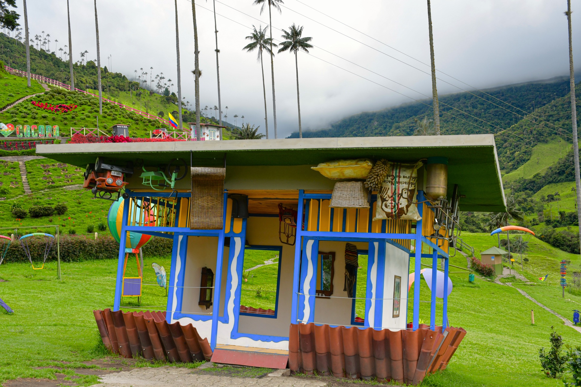 Visitantes disfrutando La Vida Bella en el Valle de Cocora